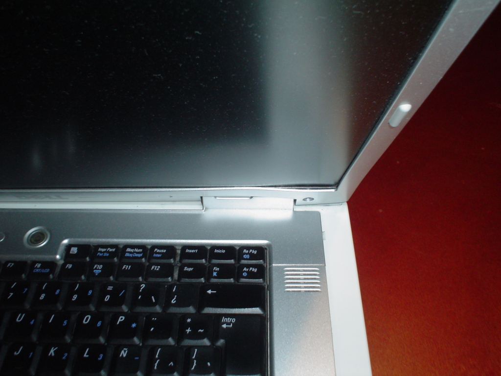 Dell Inspiron 9300 Reparación de la bisagra Movimiento Libre